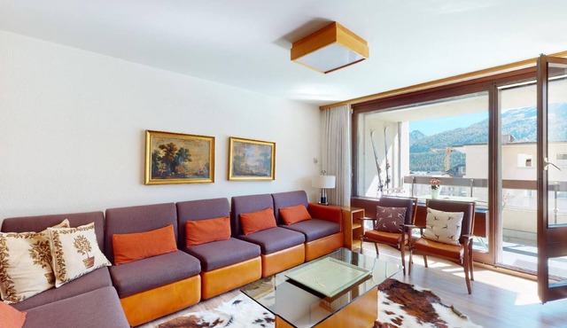 4-room apartment 120 m2 on the 2nd floor, south-west facing position, bright.