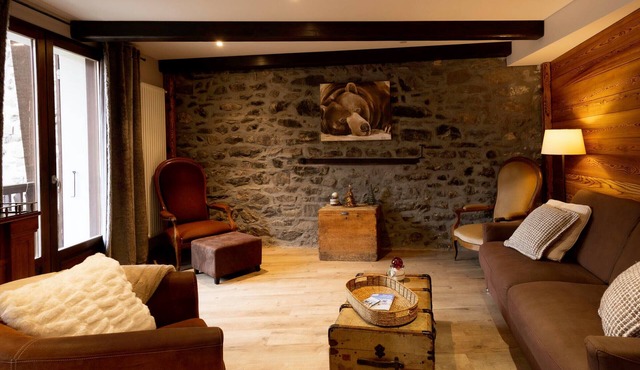 4-room apartment for 8/9, pets allowed, balcony and parking