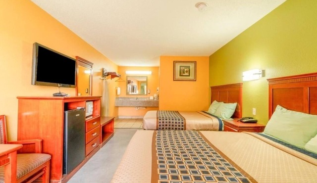 4-Room Budget Retreat w/2 Full Beds & TV for Entertainment