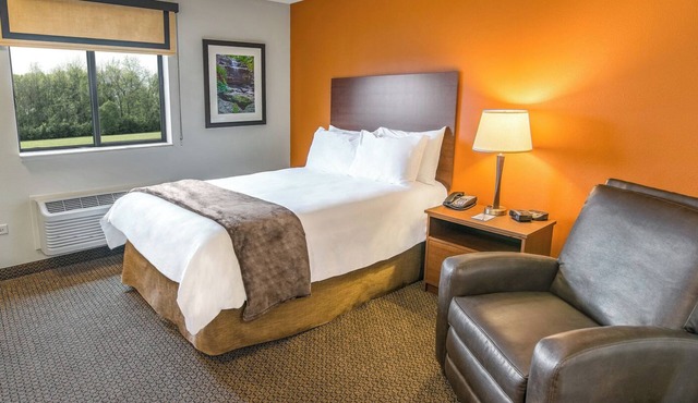4 - Room Perfect for Long-Term Stays by Empire Mall – Shop Just a Walk Away!