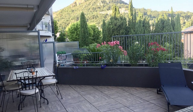 4 rooms apartment 90m2, large terrasse. Sea and mountain view.