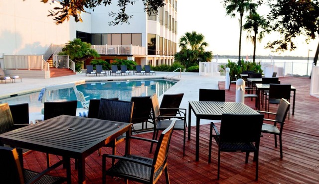 4 Rooms to Experience lakeside comfort and modern luxury near NASA