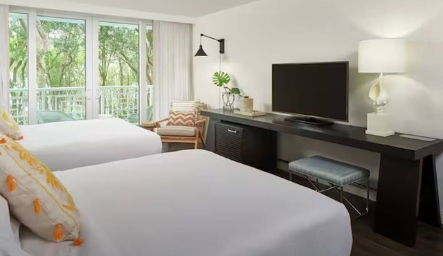 4 Rooms w/2 Queen Partial Waterfront & Balcony