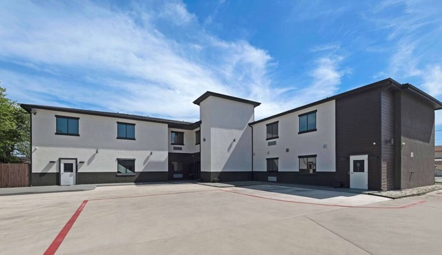 4 Rooms w/Free Breakfast Ideal for Travelers on I-10 & 1-35 - Easy Access