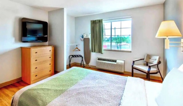 4 Rooms with Kitchenette and Pool - Near Sulphur Parks and Creole Nature Trail