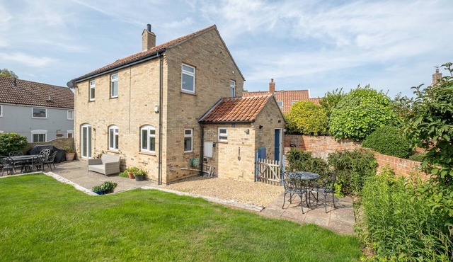 4 Sanctuary Cottage - sleeps 6 guests in 3 bedrooms