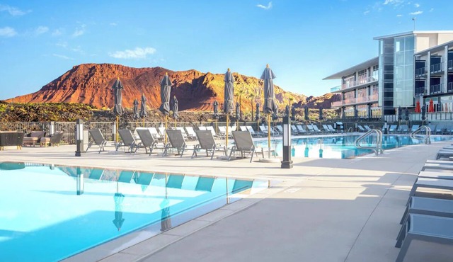 4 Scenic Rooms for Families & Groups, Surrounded by a Stunning Desert Landscape