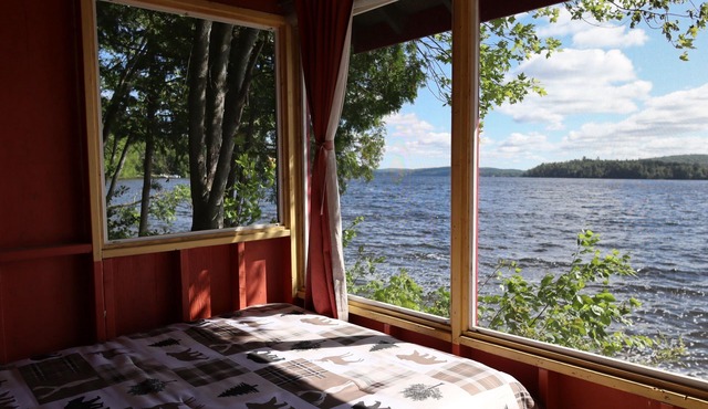 4-season, 4-bedroom, 2-bunkie family and pet-friendly cottage on Kamaniskeg Lake