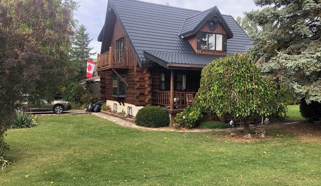 4 Season/4 bedroom Log Home in Southampton. Walking distance to downtown/beach