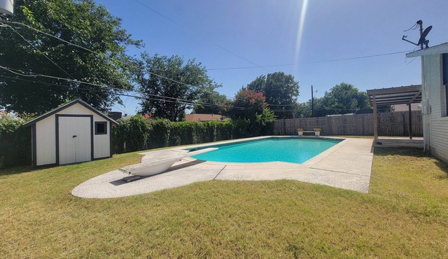 4-Season Beauty with pool in Fort Worth