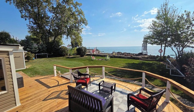 4 Season Cottage! Lake, Hot tub and Family fun