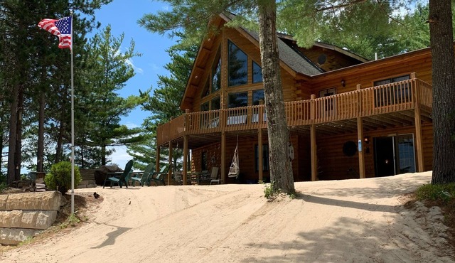 4 Season Cozy log Cabin/Lake/fire pit/game room/