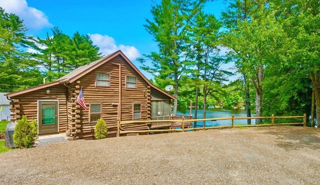 4 season family friendly lakehouse! SNOW much fun - sled, skate, tube, ski, etc!