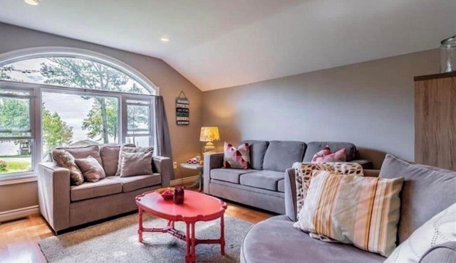 4 season fully furnished cottage, hottub, fire pits and outstanding views!