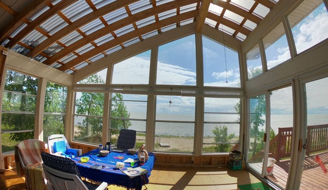 4-season home on Lake Manitoba