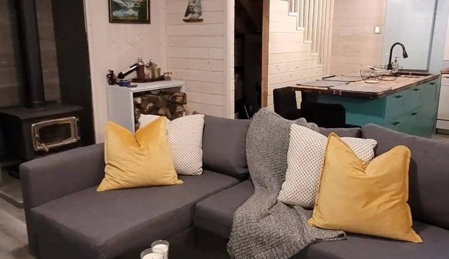 4 Season Lakefront Cottage with Hot Tub