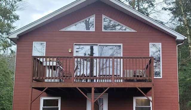 4 Season Lakefront Getaway: Hot tub, Skiing, +MoreSeason