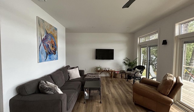 4 season LAKEHOUSE on Papineau. Modern vibe, HOT TUB + expansive lake viewsn