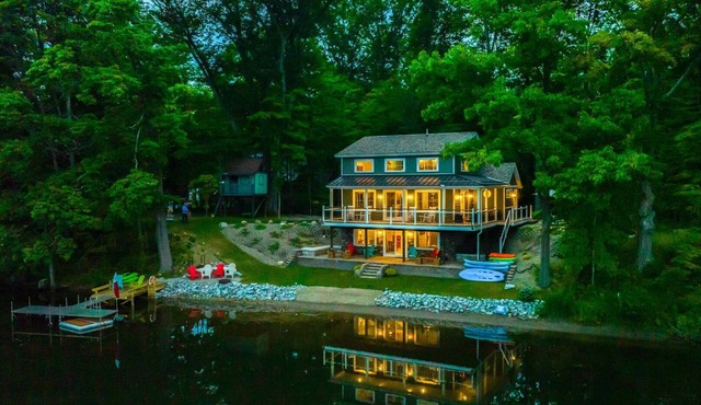 4 Season Lakeside Cottage - The Dragonfly Inn & Resort