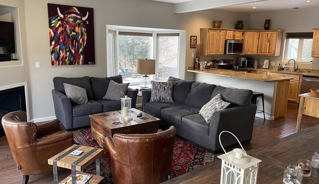 4 - Season Mountain Getaway - Skiing, Golf, Hiking all minutes away!