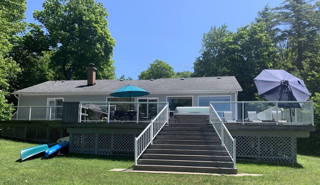 4 Season Muskoka Cottage with Beach and Hot Tub