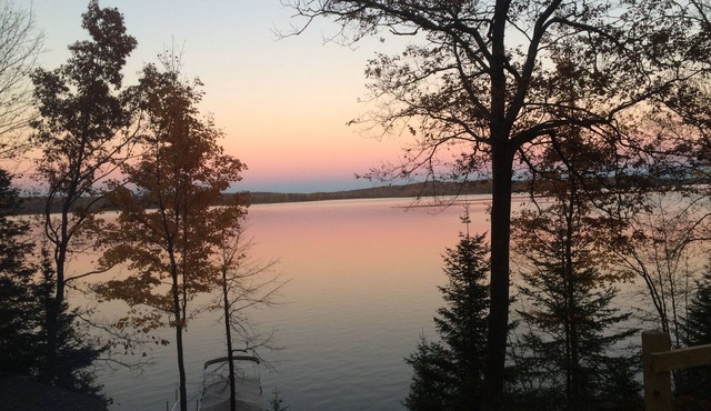 4 Season Nelson Lake cabin, only 5 miles from town, WIFI, AC,Dogs Welcome
