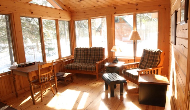 4-Season Private Log Cottage on Kawagama Lake, fireplaces, sunroom, dock, Wifi