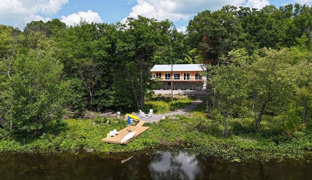 4-season retreat along the Crowe River. Tranquillity and modern comfort.