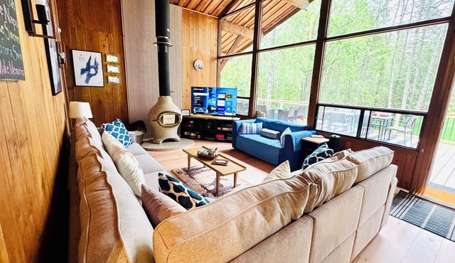 4 season Waterfront Chalet on Balsam Lake - 2hr from GTA - family-friendly spot