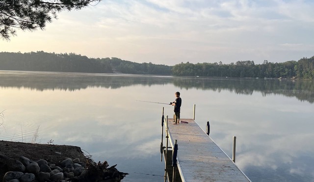 4 Seasons, Charming Lakefront Cottage on Ess Lake sleeps 10
