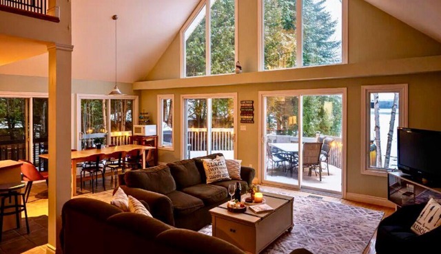 4 Seasons Cottage Welcome to our stunning lakefront cottage in Elmvale, Ontario.