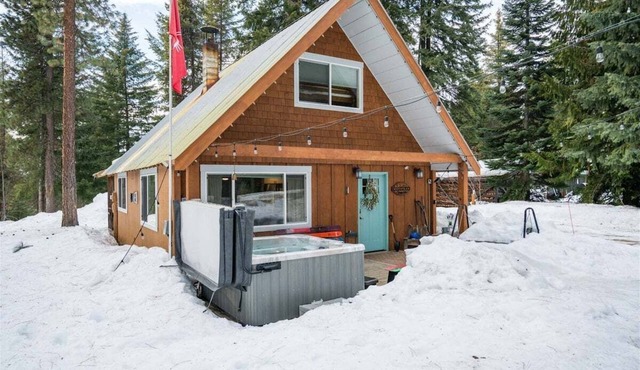 4 Seasons Getaway – Modern Mountain Cabin w/Hot Tub