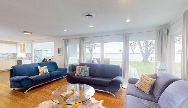 4 Seasons Lake Front Cottage with direct access to Lake Simcoe. 50 mins to T.O.