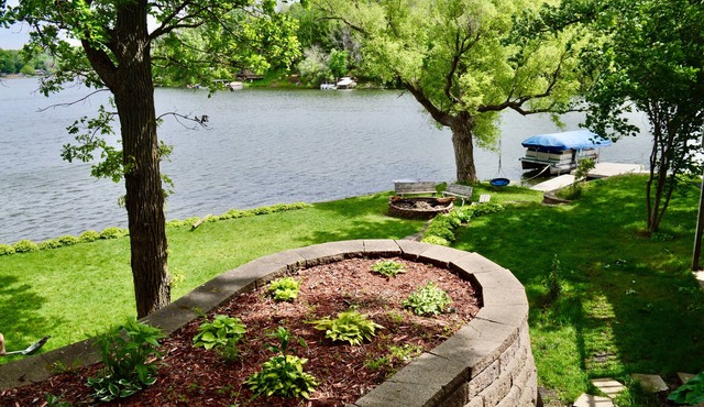 4 Seasons of Family Fun on Lake Zumbro! Beautiful lakeside retreat.
