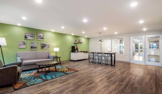 4 Self-Contained Units, Group-Friendly – Queen Bed in Each, Great Location
