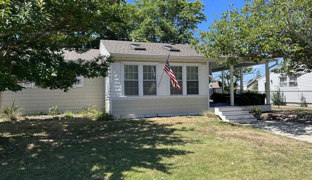 4 SHORT BLOCKS TO THE BEACH! Beautiful sunny home - deck & covered patio