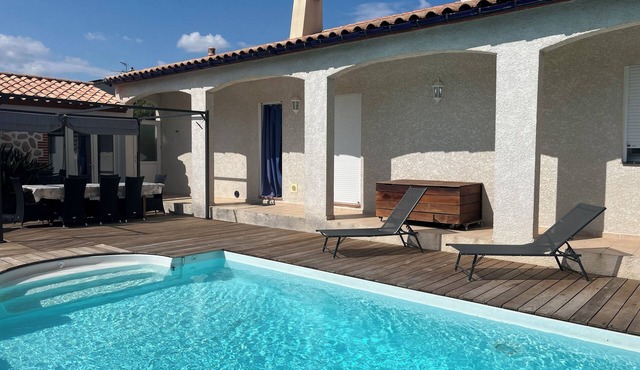 🏡 4-sided villa with private pool in Palau del Vidre