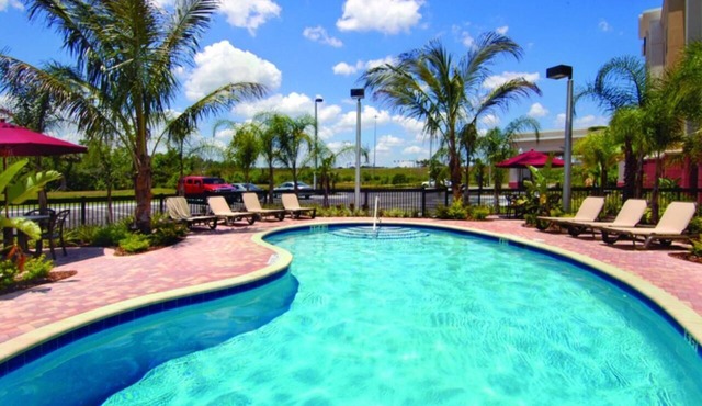 4 Spacious Family Stay In Queen Size w/Sofa Bed