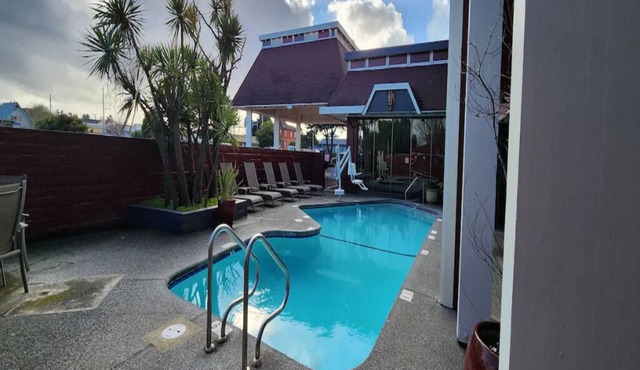4 Spacious Rooms w/2 Queen Beds , Pool, & Convenient Parking Near the Coast