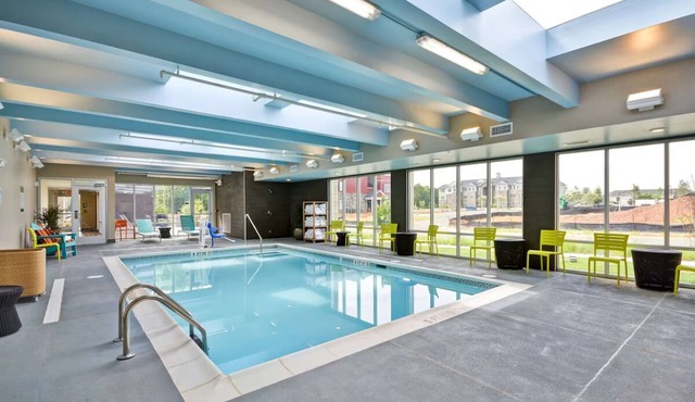 4 Spacious Rooms w/Outdoor Pool + Free Breakfast Near Manchester Meadows Park