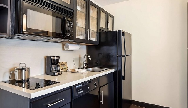 4 Spacious Suites w/Full Kitchen Ideal for Extended Stays - Pets Welcome