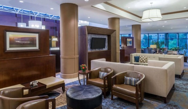 4 Spacious Units, Pool, Restaurant and Bar, Near Old Town Alexandria