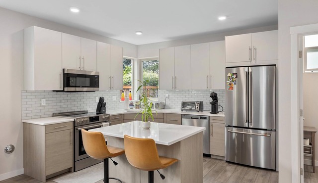 4 Square Escape Spacious, modern home with easy transit to downtown