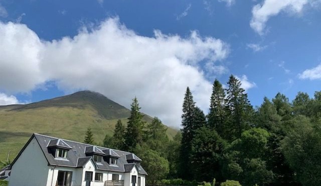 4 star, 4 bedroom, 3 bathroom Scottish cottage with stunning loch and mountain views