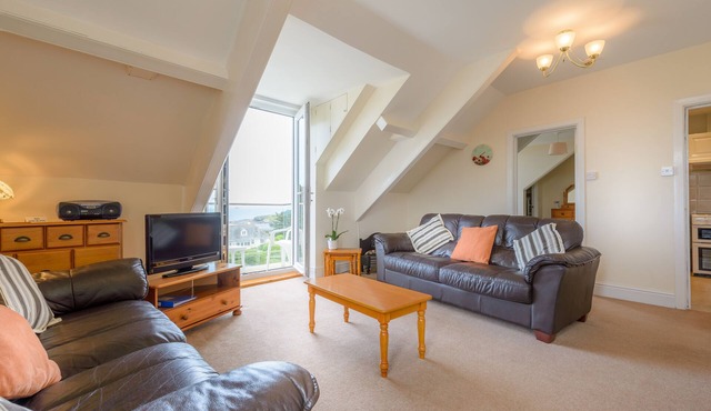 4 Star Apartment with Balcony & Stunning Sea Views just 200meters from the beach