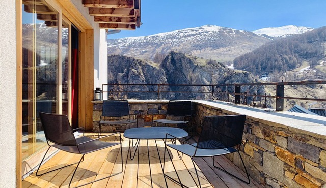 4-star chalet - Sleeps 13 - South-facing with view over Col du Galibier