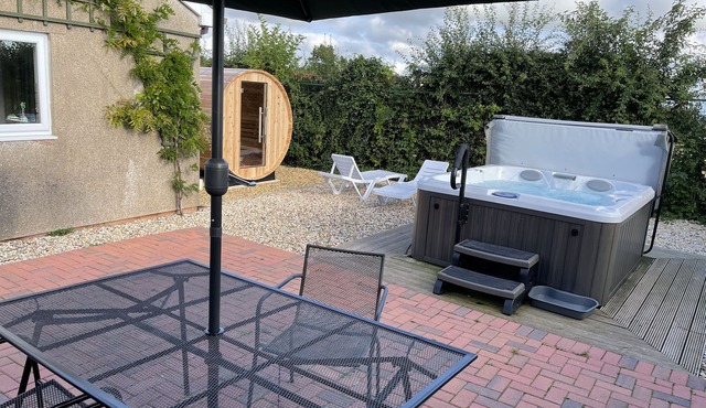 4 Star detached rural Bungalow with Jacuzzi & Sauna, Play Area and free WIFI