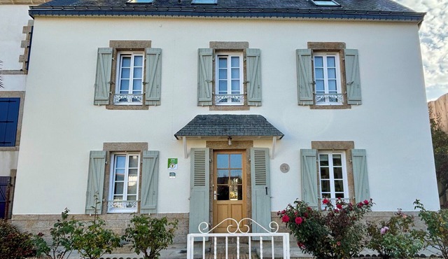 4-star family gîte with swimming pool, close to the sea and shops.