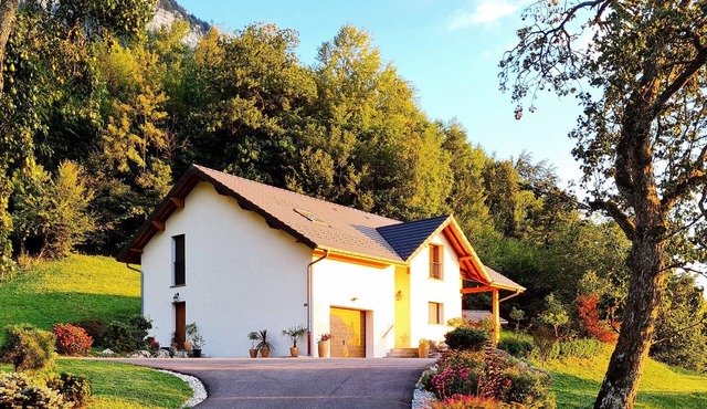 4-star gîte, 10 people, with SPA, 2 minutes from the lake. Lake view.