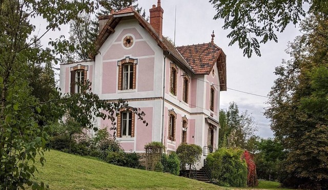 4-star holiday home w/old world charm, modern amenities & a private heated pool